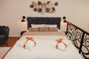 - une chambre avec un lit et 2 oreillers dans l'établissement Passage apartment Subotica, à Subotica