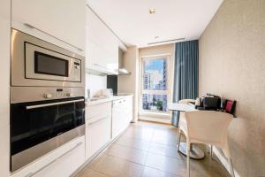 Kuchyň nebo kuchyňský kout v ubytování Radisson Residences Avrupa TEM Istanbul