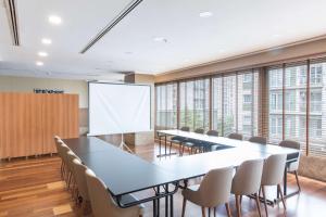 イスタンブールにあるRadisson Residences Avrupa TEM Istanbulの大きなテーブルと椅子のある会議室 +37枚の写真