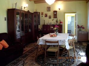 sala de estar con mesa y mantel blanco en Cazare Poienita, en Hîrtoape