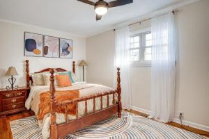 Ένα ή περισσότερα κρεβάτια σε δωμάτιο στο Winchester Home with Views Near Tims Ford Lake!