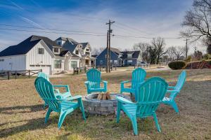 quatre chaises bleues autour d'un foyer extérieur dans une cour dans l'établissement Winchester Home with Views Near Tims Ford Lake!, à Winchester