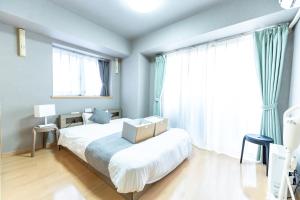 een slaapkamer met een bed met een doos erop bij Sun Route Hirano-cho, サンルート平之町 in Kagoshima