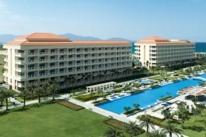 een luchtzicht op een resort met een zwembad bij Sheraton Grand Danang Resort & Convention Center in Da Nang