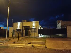 un edificio con una valla delante de él por la noche en Casa Romo en San Rafael