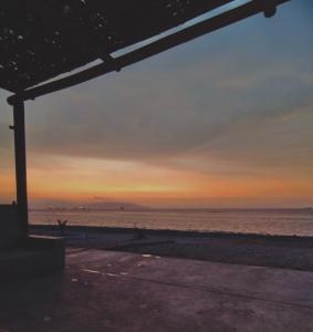 パラカスにあるchalets cottageのビーチから夕日を眺めることができます。