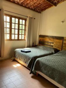 1 Schlafzimmer mit 2 Einzelbetten und einem Fenster in der Unterkunft Rancho 3 marias in Córdoba