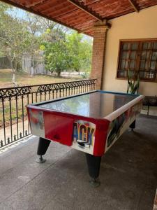 eine Tischtennisplatte vor einem Zaun in der Unterkunft Rancho 3 marias in Córdoba