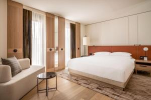 Un pat sau paturi într-o cameră la Munich Marriott Hotel City West