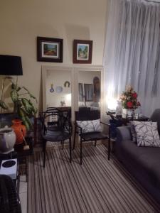 - un salon avec un canapé et une table dans l'établissement Apartamento no circuito do carnaval, à Salvador