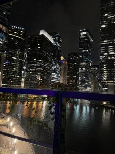 - une vue sur une ville la nuit avec un pont dans l'établissement NVCLL Chicago, à Chicago