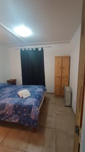 Un dormitorio con una cama y un armario. en Cabañas de los Andes en Uspallata