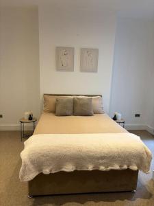 een slaapkamer met een bed met 2 kussens erop bij Tranquil Relaxing 2 Bed Apartment In Peterborough in Peterborough