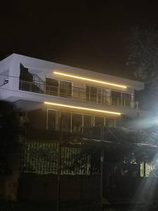 un edificio con luces de noche. en Casa Soñada Solo uso familiar no fiestas no reuniones en Paraná