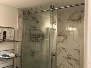 Ảnh trong thư viện ảnh của Serenity & memorable Cozy Lower Level Apartment Room in TownHouse Private Entrance ở Gatineau