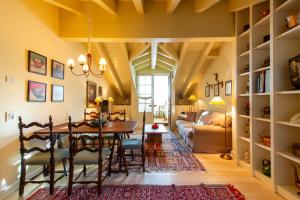 un soggiorno con tavolo e divano di White Pine Lodge Livigno a Livigno