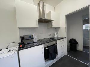 Kuchyň nebo kuchyňský kout v ubytování Private double rooms near City centre, Coventry with free Parking/WiFi