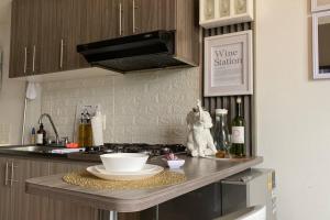 a kitchen with a counter with a sink and a stove at Buscas hospedarte en el Quindío in Armenia