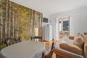 um quarto com uma cama e uma parede com árvores em Apartments and rooms by the sea Grebastica, Sibenik - 13942 em Grebaštica