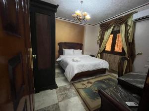 Rúm í herbergi á Apartment with a view of the pyramids