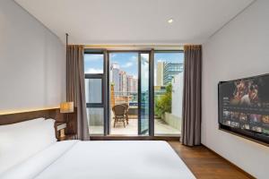 重庆Wuyu Hotel - Chongqing Jiangbei Airport & Light Rail的一间酒店客房,配有一张床和一台电视 更多37张照片
