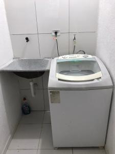 ein kleines Bad mit einem Waschbecken und einem WC in der Unterkunft CASA COMPACTA NO PRIVÊ COQUEIRAL COM GARAGEM in Recife