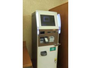 - une machine à café assise à côté d'un réfrigérateur dans l'établissement R&B Hotel Sapporo Kita 3 Nishi 2 - Vacation STAY 39505v, à Sapporo