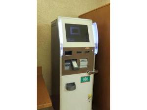 uma máquina de multibanco ao lado de um frigorífico em R&B Hotel Sapporo Kita 3 Nishi 2 - Vacation STAY 39507v em Sapporo