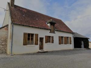Casa blanca con ventanas de madera y techo en Gîte La Celette, 4 pièces, 6 personnes - FR-1-586-27, 