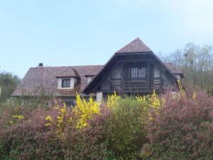 a large wooden house in the middle of a field at Gîte Thélod, 3 pièces, 5 personnes - FR-1-584-100 