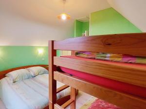 two bunk beds in a room with green walls at Gîte La Chapelle-Anthenaise, 3 pièces, 5 personnes - FR-1-600-79 