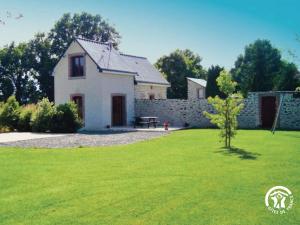 una casa en un patio con césped verde en Gîte La Chapelle-Anthenaise, 3 pièces, 5 personnes - FR-1-600-79, 