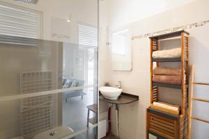 Ein Badezimmer in der Unterkunft Bungalow avec jacuzzi et Évènements autorisés
