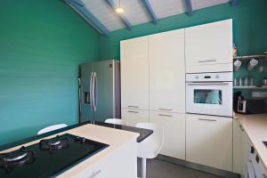 Küche/Küchenzeile in der Unterkunft Bungalow avec jacuzzi et Évènements autorisés