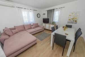 Posezení v ubytování Family friendly house with a swimming pool Bobovisca, Brac - 21663