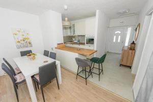 Kuchyň nebo kuchyňský kout v ubytování Family friendly house with a swimming pool Bobovisca, Brac - 21663 + 16 fotografií