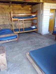 a room with two bunk beds in a cabin at Casa de madera en playa de Cabo Polonio con dos ambientes in Cabo Polonio