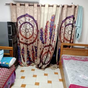 Cette chambre dispose d'un rideau, d'un lit et d'un lit. dans l'établissement بيت الطالبات والمغتربات, à Ville du 6 Octobre