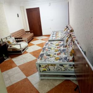 2 stapelbedden in een kamer met een geruite vloer bij بيت الطالبات والمغتربات in Zes oktober (stad)