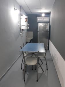 a table and chairs in a room with a refrigerator at Dpto en San Antonio Oeste 3 pax in San Antonio Oeste