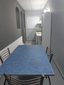 a blue table in a room with a refrigerator at Dpto en San Antonio Oeste 3 pax in San Antonio Oeste