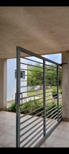 Otwarte drzwi na balkon z widokiem na ocean w obiekcie Loft Las Acacias w mieście Potrero de los Funes
