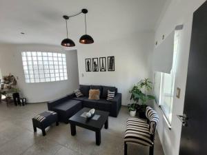 sala de estar con sofá y mesa en Casa para finde super tranqui en Paraná