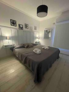 ein Schlafzimmer mit einem Bett mit zwei Handtüchern darauf in der Unterkunft Casa para finde super tranqui in Paraná