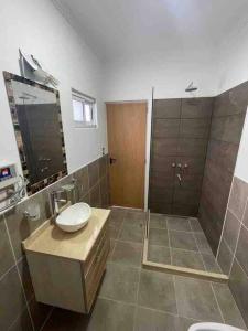 uma casa de banho com um lavatório e um chuveiro em Casa para finde super tranqui em Paraná