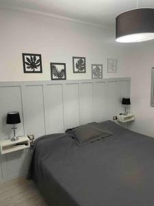1 dormitorio con 1 cama y 3 cuadros en la pared en Casa para finde super tranqui en Paraná