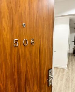 una puerta de madera con números en una habitación en Mediacity studio apartment Salford-quays, en Mánchester