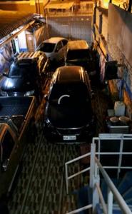 マンタにあるHostal Delfínの車庫に停車する車両