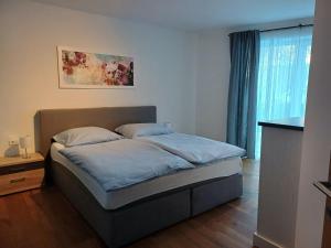 - une chambre avec un lit et une fenêtre dans l'établissement Cozy apartment near the ski lifts, à Jochberg