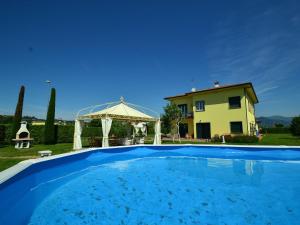 una gran piscina azul frente a una casa en Belvilla by OYO Montefiore, en San Piero in Campo
